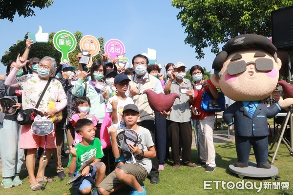 ▲台南市長黃偉哲大力向全國民眾推薦中秋及國慶連假，到台南官田品嘗新鮮的菱角及購買菱炭生活好物。（圖／記者林悅翻攝，下同）