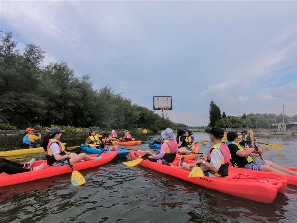 ▲桃園新屋後湖溪「獨木舟趣味競賽+水上音樂會」。（圖／環保局提供）