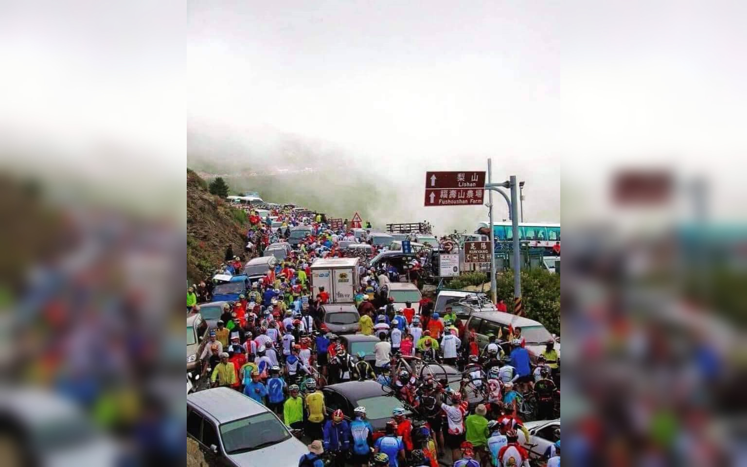 ▲▼合歡山武嶺「人車塞爆」照片瘋傳！遊客嚇到退房　真相曝光哭了。（圖／翻攝自臉書／南投縣仁愛警分局）