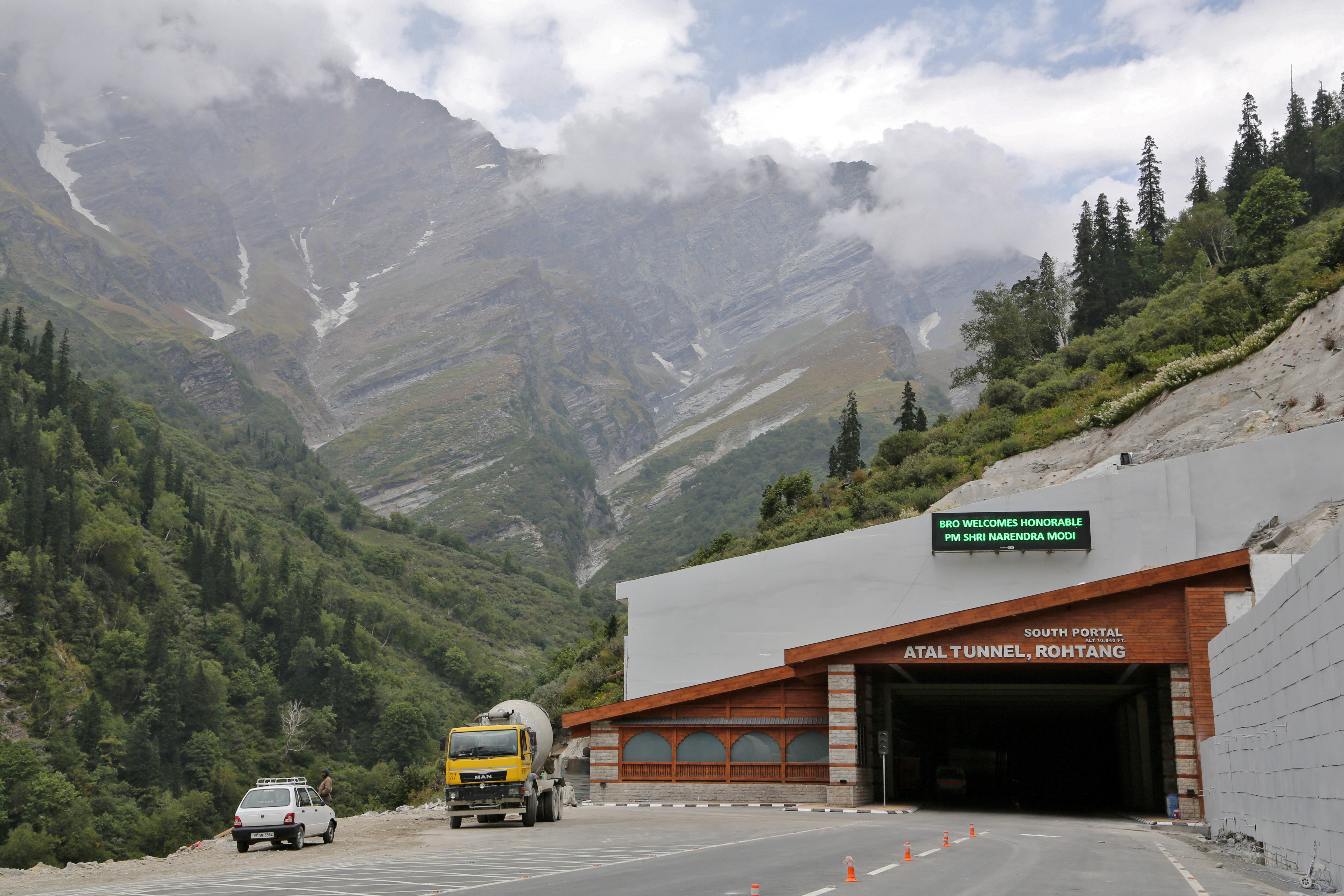 ▲▼印度開往中印邊境的「羅唐隧道」（Atal，又稱阿塔爾隧道），攝於9月24日，10月3日完工開通。（圖／路透）