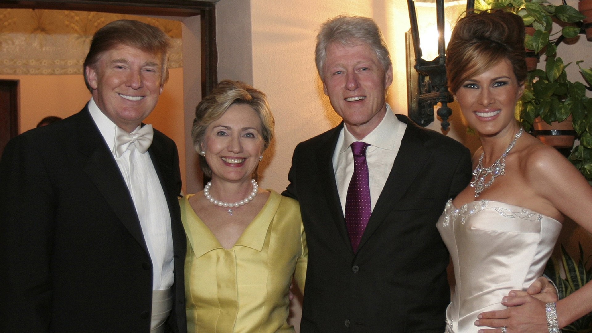 ▲▼梅蘭妮亞（Melania Knauss）與川普結婚當天，美國前總統柯林頓（Bill Clinton）與夫人希拉蕊（Hillary Clinton）到場祝賀。（圖／翻攝自推特「@SternFeri」）