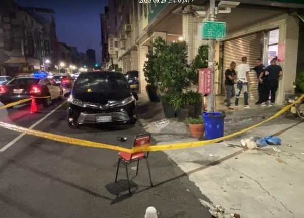 茶行被砸後，警方在現場拉起封鎖線。（翻攝畫面）