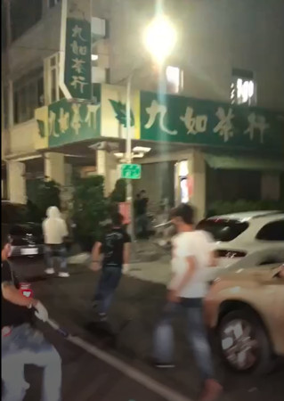 多名男子下車持棍棒衝向茶行，準備犯案。（翻攝畫面）