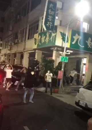 惡煞對茶行老闆座車一陣猛砸。（翻攝畫面）