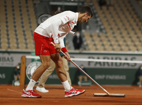 ▲▼法網，喬科維奇(Novak Djokovic)幫忙打掃。（圖／路透）