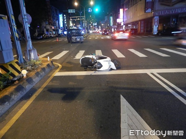 ▲▼台中市北區中清路、德化街口深夜車禍，廂型車撞飛機車騎士。（圖／記者李忠憲翻攝）