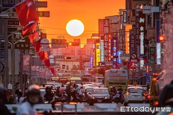 ▲▼嘉義市中山路旗海飄揚「懸日美景」。（圖／嘉義市議員鄭光宏授權提供、攝影師林盈吉攝）