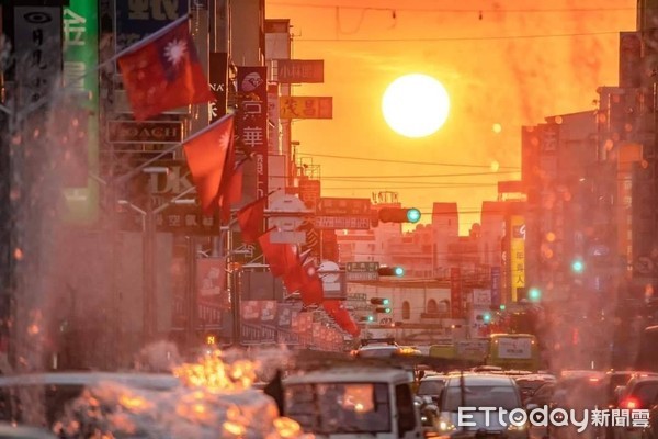 ▲▼嘉義市中山路旗海飄揚「懸日美景」。（圖／嘉義市議員鄭光宏授權提供、攝影師林盈吉攝）