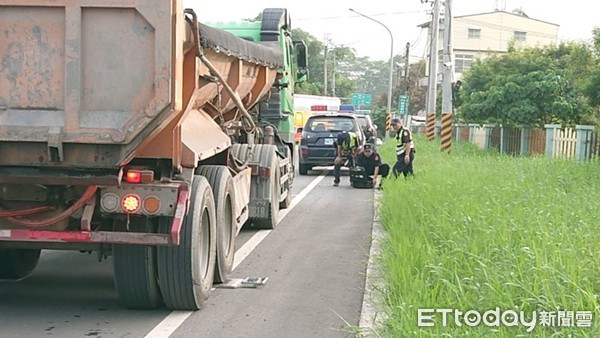 ▲屏東縣內埔警方對一輛超重15噸的砂石車開出4萬元罰單             。（圖／民眾提供）