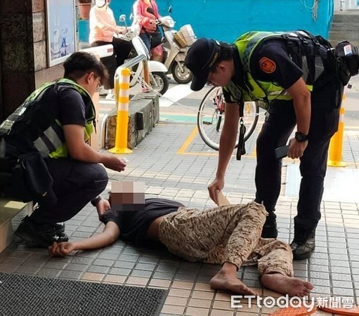 ▲▼員警和消防人員經一番努力才喚醒酒醉男子。（圖／桃園警分局提供）