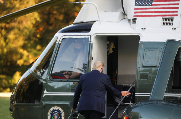 ▲▼ 美國總統川普2日自白宮搭乘直升機，前往沃爾特-里德國家軍事醫療中心。（圖／路透）
