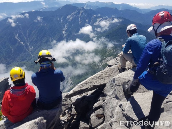 ▲俗稱死亡稜線的中央尖山山勢險峻，救難人員搜救不易。（圖／台中市消防局提供）