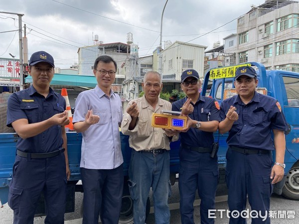 ▲屏東縣內埔警分局於中秋連假，終於與低調行善3年的「陳先生」（中）偶遇             。（圖／記者陳崑福翻攝）