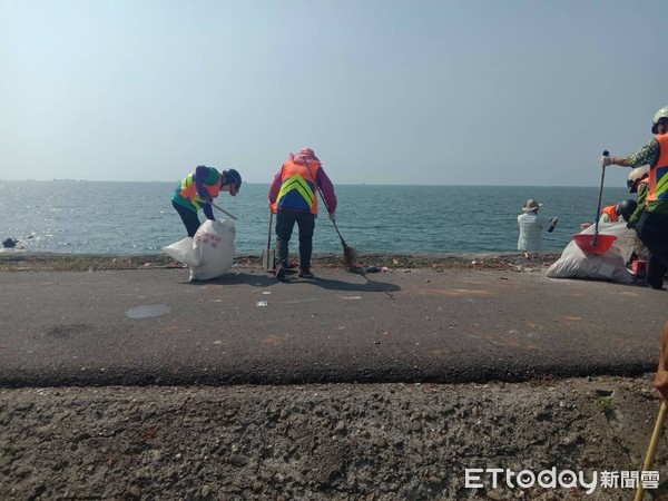 ▲台南市環保局因中秋節連假，安平觀夕平台等地，炮屑、垃圾滿地，連日來出動近400人次，清理觀夕平台、漁光島及黃金海岸等周邊場地、海岸及道路。（記者林云攝，下同）