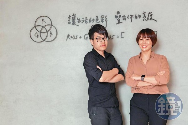 張凱童（右）與插畫家「毛毛蟲」鄭明輝（左）一同創立毛毛蟲文創，在台灣角色經濟剛起步就投入角色IP經營。目前有16個簽約角色，臉書粉絲近百萬的微疼也是其中之一。