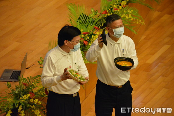 ▲▼2020國際慈濟人醫年會課程，透過直播，拿手術刀的院長親自下廚呈現蔬食，醫師也用專業說明蔬食最營養健康。（圖／慈濟基金會提供）