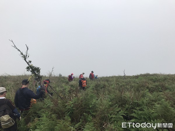 ▲▼警消搜救登網美景點礁溪抹茶山遇大霧迷途，在山上過一夜的戴姓男子。（圖／記者游芳男翻攝，下同）