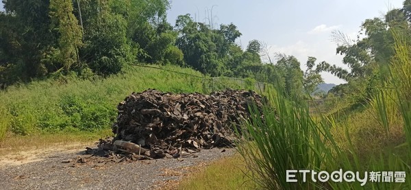 ▲興隆段遭非法棄置廢棄物。（圖／記者許宥孺翻攝）