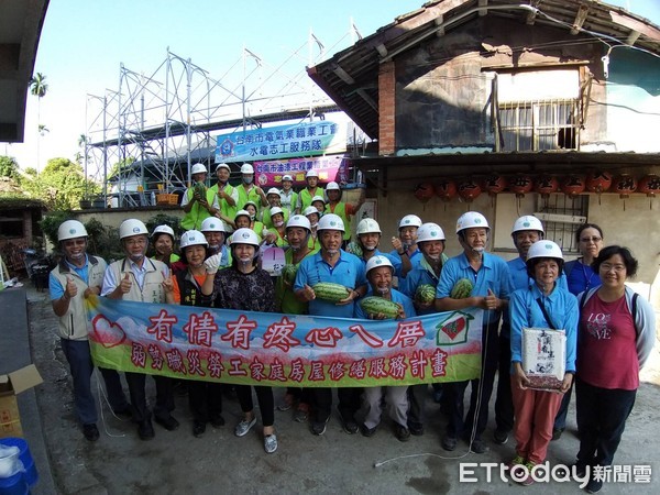 ▲台南市長黃偉哲長夫人劉育菁老師，代表黃偉哲市長帶著官田菱角、東山黑美人西瓜，前往嘉義梅山關心感謝修繕志工，希望案主能有嶄新的居住環境。（圖／記者林悅翻攝，下同）