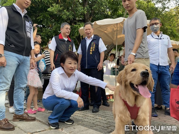 ▲超Q毛小孩市集「蹓蹓動物緣」10月4日在台中登場，連媽媽市長盧秀燕也臣服在毛小孩魅力中。（圖／記者游瓊華攝）