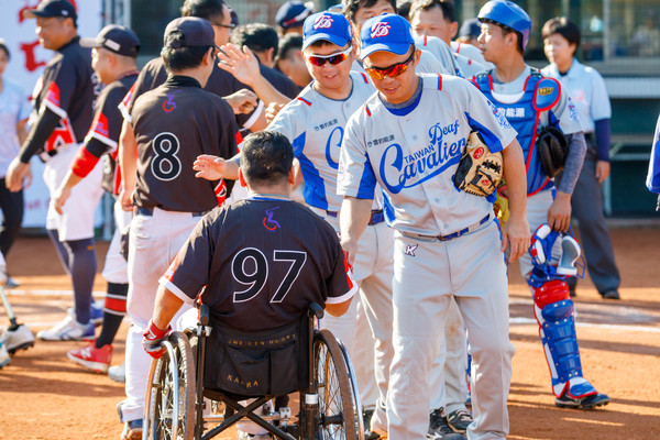 ▲台灣聽障聯隊（淺色球衣）與戰神身障白隊以球會友。（圖／身障棒協提供）