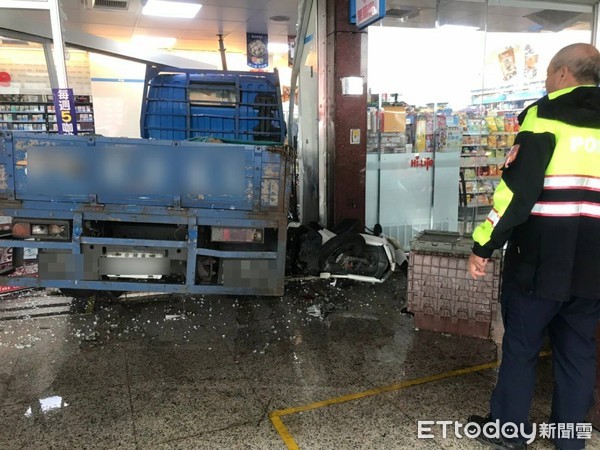 ▲▼新北八里小貨車衝進超商。（圖／記者陳以昇翻攝）