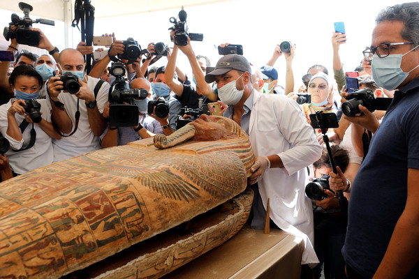 ▲▼在埃及吉薩的埃及薩卡拉（Saqqara）墓地附近新發現的墓地中發現了大約2500年的石棺。（圖／路透社）