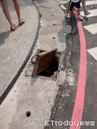 ▲張姓男子踩空跌進水溝蓋。（圖／記者許宥孺翻攝）