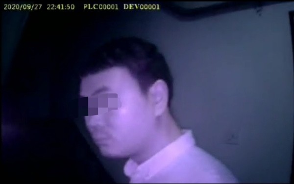 ▲20歲正妹搭機遭臨座男乘客騷擾。（圖／翻攝自北京頭條，下同）