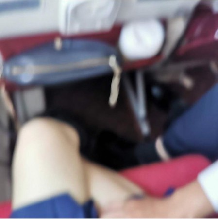 ▲20歲正妹搭機遭臨座男乘客騷擾。（圖／翻攝自北京頭條，下同）