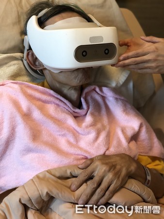 癌末女惦記媽祖遶境！護理師幫拍VR…卻來不及了：想當她的眼睛。（圖／亞東醫院提供）