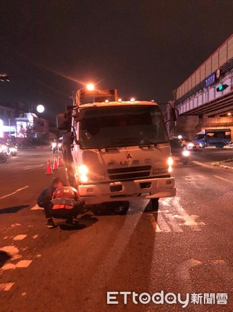 ▲台南永康區高速一街與復興路口，晚上發生1起聯結車與單車車禍事故，20歲林女卡在聯結車副駕駛座下，消防人員將林女救出送醫，永康分局警方調查處理。（圖／記者林悅翻攝，下同）