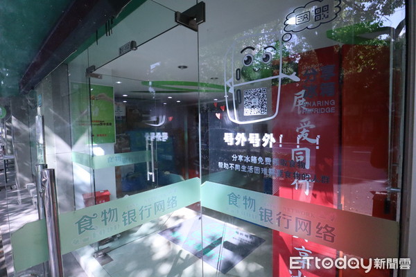 ▲上海綠洲公益發展中心成立的食物銀行。（圖／記者魏有德攝）