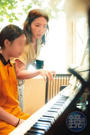 謝忻在莊敬高職開課，採一對一教學。