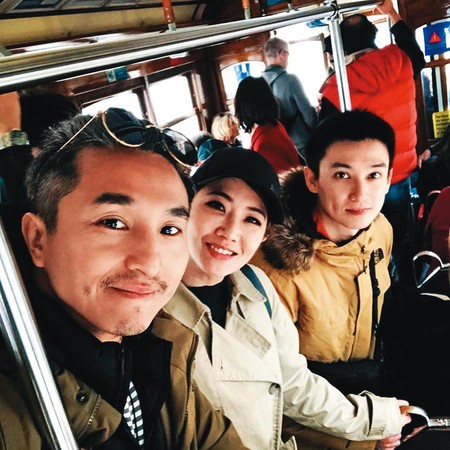 謝忻（中）喜愛旅遊，曾和王少偉（左）、Eason（右）共赴西班牙。（翻攝自謝忻IG）