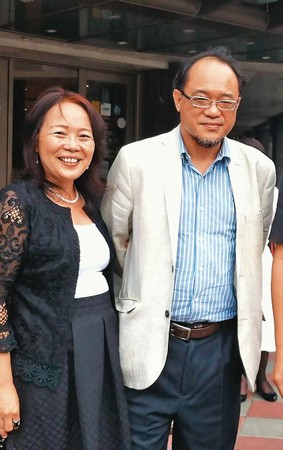 國美館館長林志明（右）的妻子彭安安（左）被爆干預館務，主導採購百萬進口沙發。（翻攝彭安安臉書）