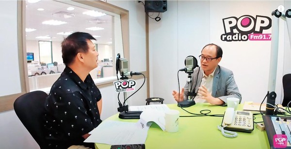 國美館館長林志明（右）今年8月曾上廣播節目接受主持人蔡詩萍（左）專訪。（翻攝《POP大國民》YouTube頻道）