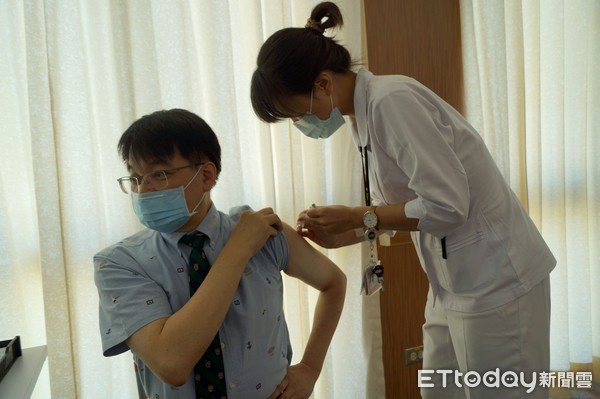 ▲台南市立安南醫院林瑞模院長以身做則施打流感疫苗。（圖／記者林悅翻攝，下同）