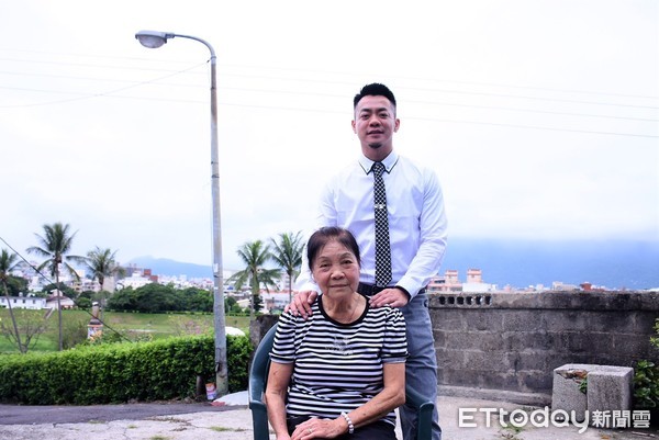 ▲認養路燈的82歲阿嬤羅靜修及孫子黃浩瑋。（圖／花蓮市公所提供）