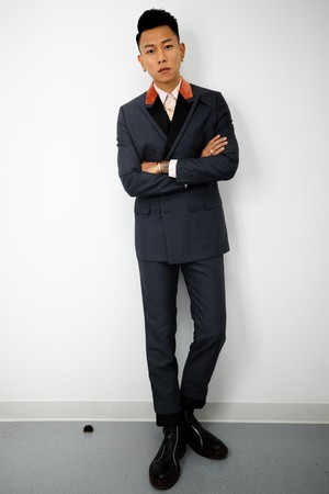 瘦子穿著全套DIOR 2020年冬季男裝系列擔任金曲獎表演嘉賓︰灰色雙排釦與橘色絲絨劍領夾克（NT$130,000）、灰色包扣長褲（NT$45,000）、淡粉色棉府綢襯衫（NT$35,000）、黑色小牛皮亮棕色繫帶踝靴（NT$66,000）。（DIOR提供）