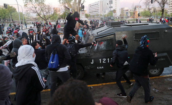 ▲▼智利2日爆發反政府抗議事件，一名16歲少年被鎮暴警察從橋樑直接扔下去。（圖／路透）