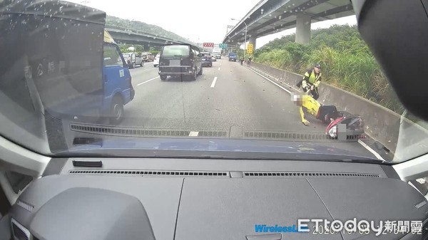 ▲▼警員王暐翔拉趙男離開車道，讓他免於遭車輛輾壓，自己手部受到挫傷，警員李柏勳也雙腳擦挫傷             。（圖／記者陳以昇翻攝）