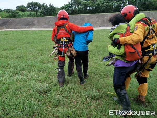 ▲1男1女登山客由空勤直升機吊掛救援下山。（圖／空勤總隊提供，下同）