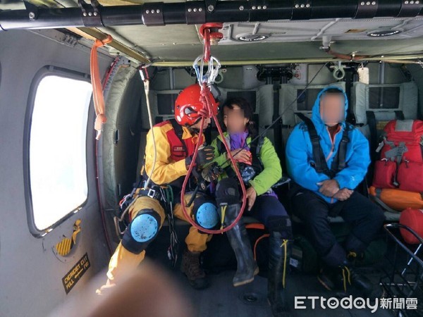 ▲1男1女登山客由空勤直升機吊掛救援下山。（圖／空勤總隊提供，下同）