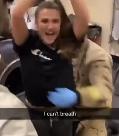 消防員花了20分鐘終於救出女大生，女大生被救出後也開心歡呼。（翻攝自The Sun YouTube）