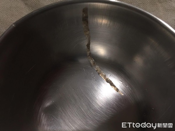 ▲新北市崇林國中學生昨天吃團膳業者午餐便當偶出塑膠條。（圖／蔡淑君提供）