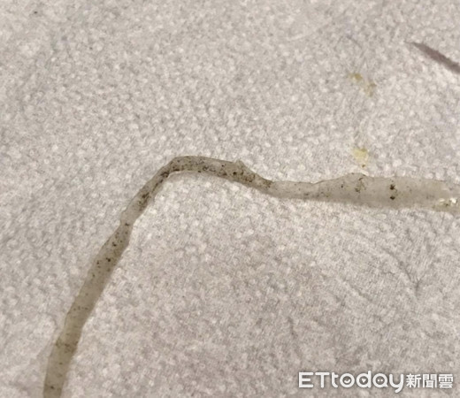 ▲新北市崇林國中學生昨天吃團膳業者午餐便當偶出塑膠條。（圖／蔡淑君提供）