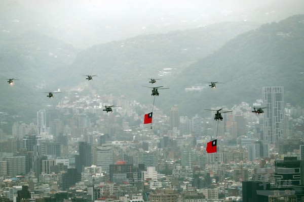 ▲▼2020國慶全兵力預演，陸軍CH-47SD運輸直升機伴隨著UH-60M黑鷹直升機，以吊掛國旗的方式通過臺北市區上空。（圖／軍聞社提供）