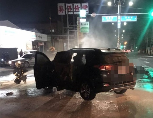 ▲彰化彰鹿路晚間發生火燒車意外。（圖／記者唐詠絮翻攝）