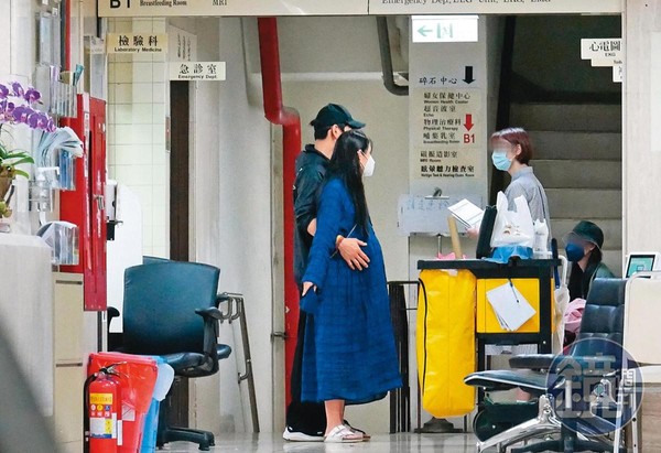 9/27 19：27，預產期在9月底的郭碧婷，終於在向佐也從香港飛來時現身醫院。